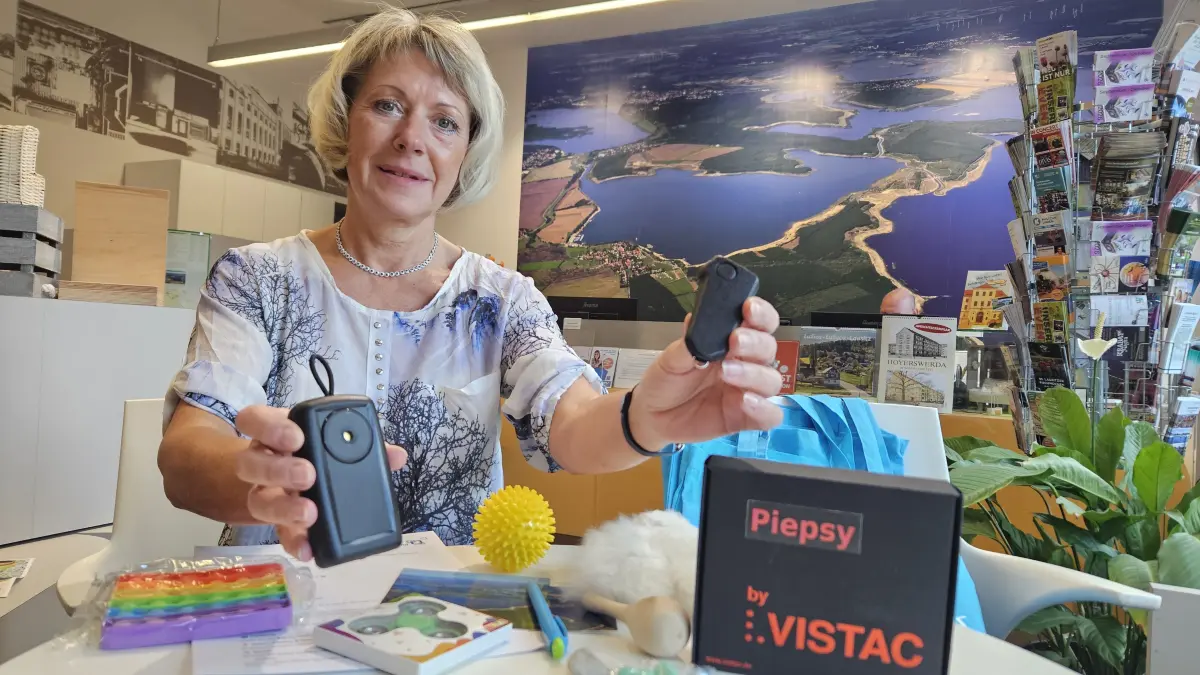 Ulrike Haselbauer, Mitarbeiterin der Touristinformation Hoyerswerda, zeigt das Orientierungssystem Piepsy, das Menschen mit Sehbeeinträchtigung künftig auch im Lausitzer Seenland nutzen können. Es kann kostenlos ausgeliehen werden.