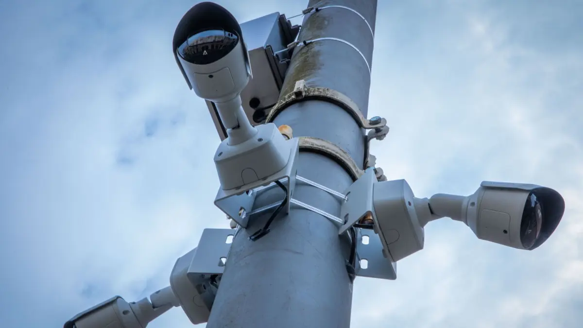 Videoüberwachung: Videokameras der neuen Bildüberwachungsanlage am Marienplatz in Schwerin hängen an einem Lichtmast. (zu dpa: «Umstrittene Videoüberwachung wird eingerichtet»)