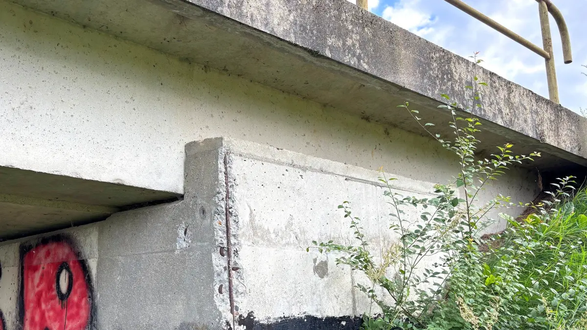 Der Beton aus der DDR-Zeit bröckelt an der Brücke über die Schwarze Elster bei Kahla. Die Bewehrung ist bereits zu sehen. Die Gemeinde Plessa muss handeln. Doch das wird teuer.