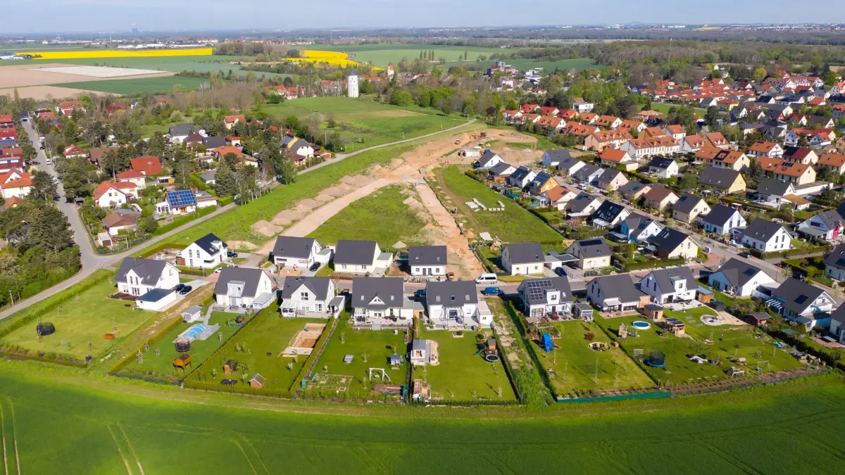 Eigenheime am Stadtrand: ARCHIV - 10.05.2021, Sachsen, Leipzig: Ein Wohngebiet mit Neubauten. In vielen Regionen in Deutschland ist bezahlbarer Wohnraum knapp. (zu dpa: «Immobilienpreise steigen - aber Rückgänge in Metropolen») Foto: Jan Woitas/dpa/dpa-tmn +++ dpa-Bildfunk +++