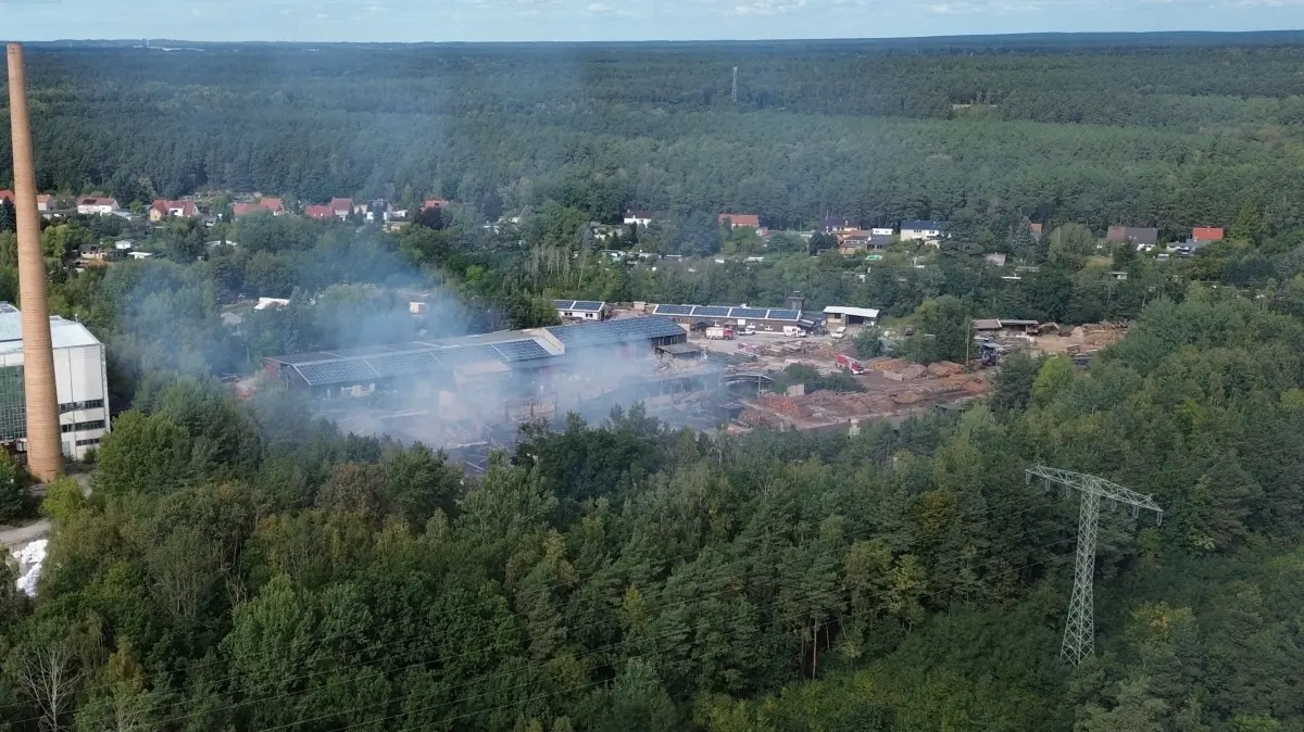 Blick aus der Luft auf das Sägewerk in Weißwasser. Der Großbrand hat am Mittwoch rund 90 Einsatzkräfte beschäftigt. Auch am Donnerstag ist dort die Feuerwehr gefordert.