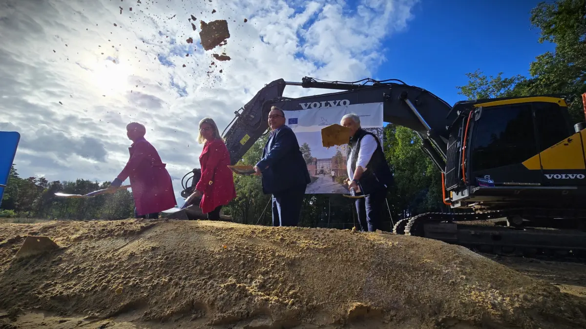Schaufeln für den Neubau: Corina Reifenstein, Präsidentin der Handwerkskammer Cottbus, Martina Klement (CSU), Brandenburgs Wirtschaftsministerin, Sven Herzberger, Landrat des Landkreises Dahme-Spreewald, und Michaela Wiezorek, Bürgermeisterin der Stadt Königs Wusterhausen, geben den Startschuss.