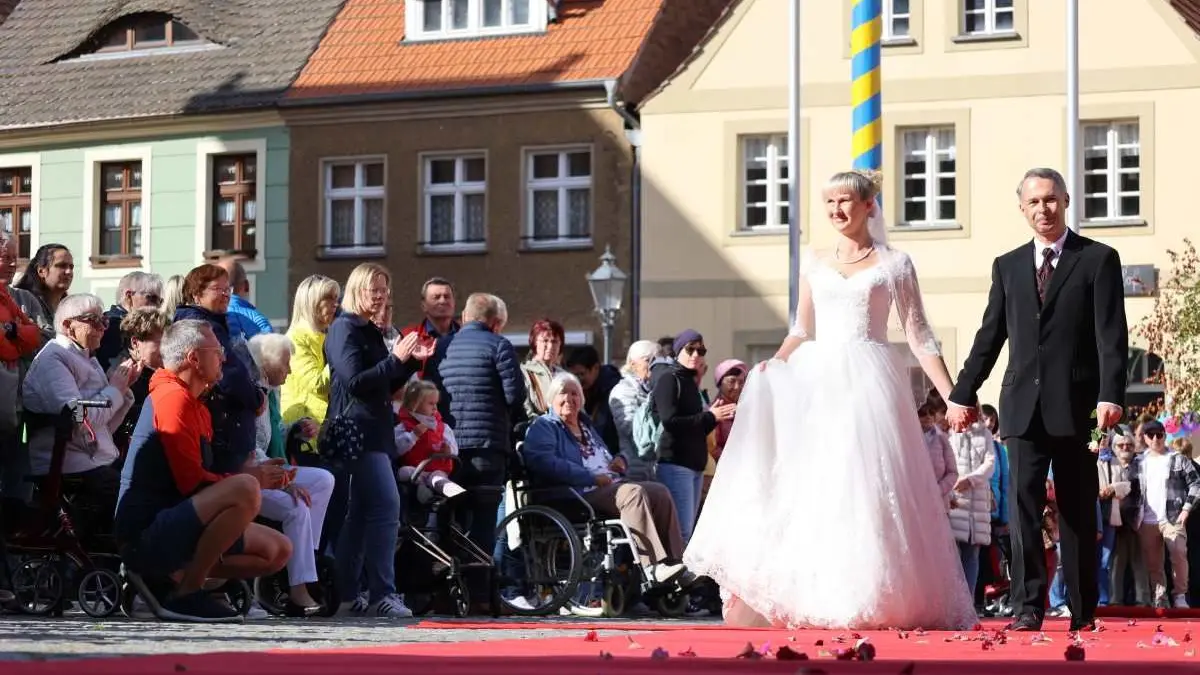 Modenschau auf dem Markt zum Maxi-Herbst-Mix 2024 in Luckau