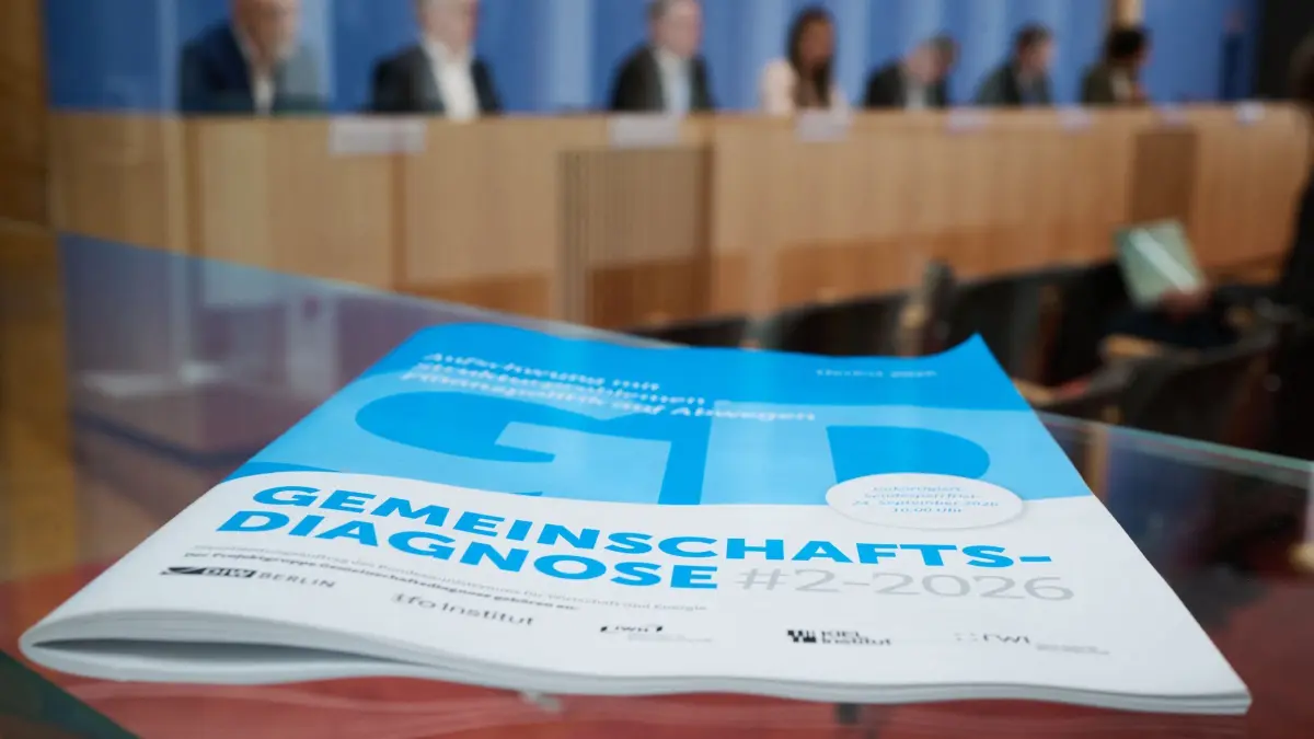 Gemeinschaftsdiagnose Herbst 2026: 24.09.2026, Berlin: Eine Ausgabe der Gemeinschaftsdiagnose «Aufschwung mit Strukturproblemen - Finanzpolitik auf Abwegen» liegt während der Vorstellung der Gemeinschaftsdiagnose Herbst 2026 der Wirtschaftsforschungsinstitut in der Bundespressekonferenz. Foto: Sebastian Christoph Gollnow/dpa +++ dpa-Bildfunk +++