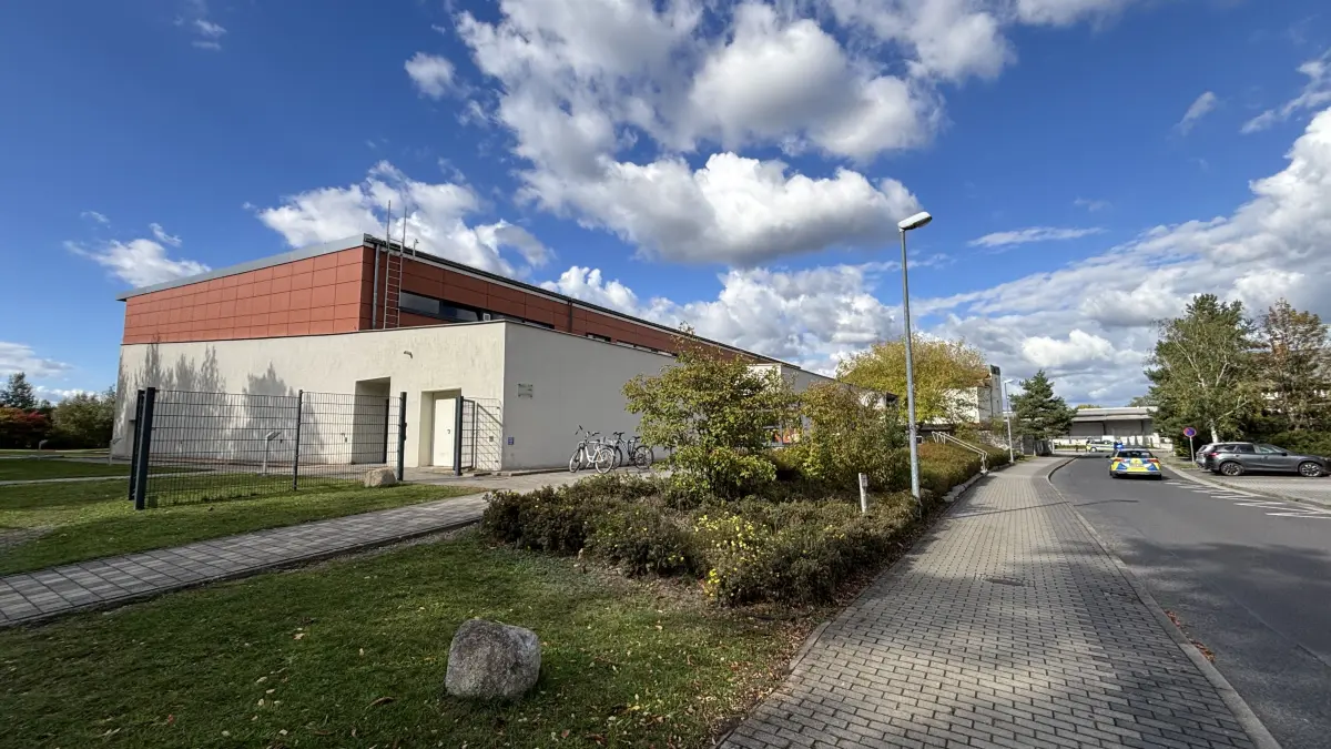 Die Turnhalle des Landau-Gymnasiums in Weißwasser wurde zur Evakuierung der Schüler genutzt. Der Alarm ertönte kurz vor Unterrichtsbeginn, sodass viele Jugendliche noch auf dem Schulhof waren, die als erstes hierher geleitet wurden. Anschließend eskortierten die Polizeibeamten die Schüler aus den Klassenräumen.