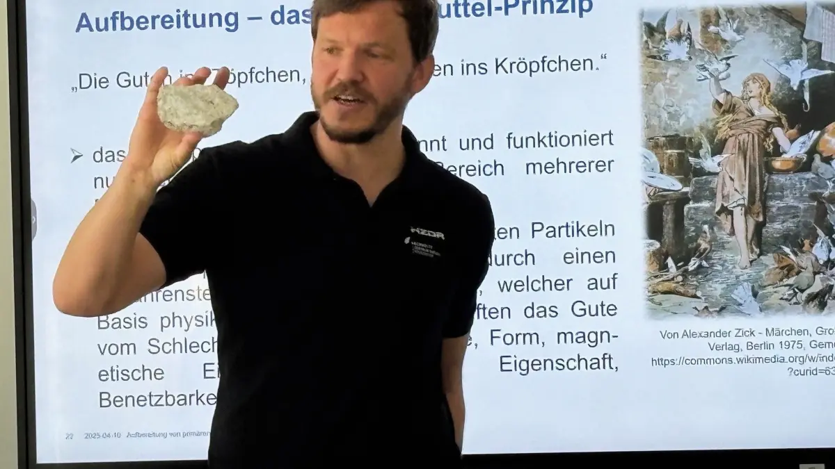 Verfahrenstechniker Dr. Martin Rudolf erklärt im Helmholtz-Institut Freiberg für Ressourcentechnologie (HIF), wie aus Erz das Kupfer herausgelöst wird. Das führt zu überraschenden Erkenntnissen.