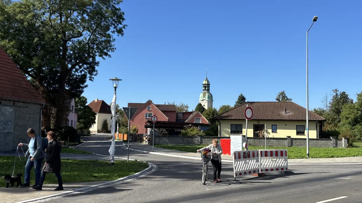 Die Feldstraße in Ruhland steht kurz vor der Freigabe. Für die Arbeiten an der Straßenoberfläche und die Erneuerung des Regenwasserkanals war die von Anliegern und Radfahrern genutzte Straße etwa ein Jahr gesperrt.