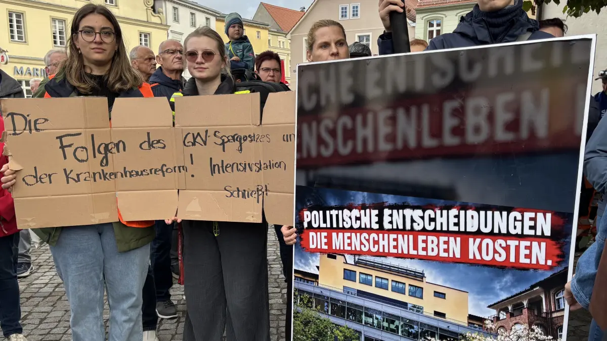 Einen Tag nach der Ankündigung, die längerfristige Beatmung sowie das Weaning von Intensivpatienten sei ab 2027 am Evangelischen Krankenhaus Luckau nicht mehr vorgesehen, versammelte sich eine Menschengruppe auf dem Marktplatz in Luckau zum Protest.