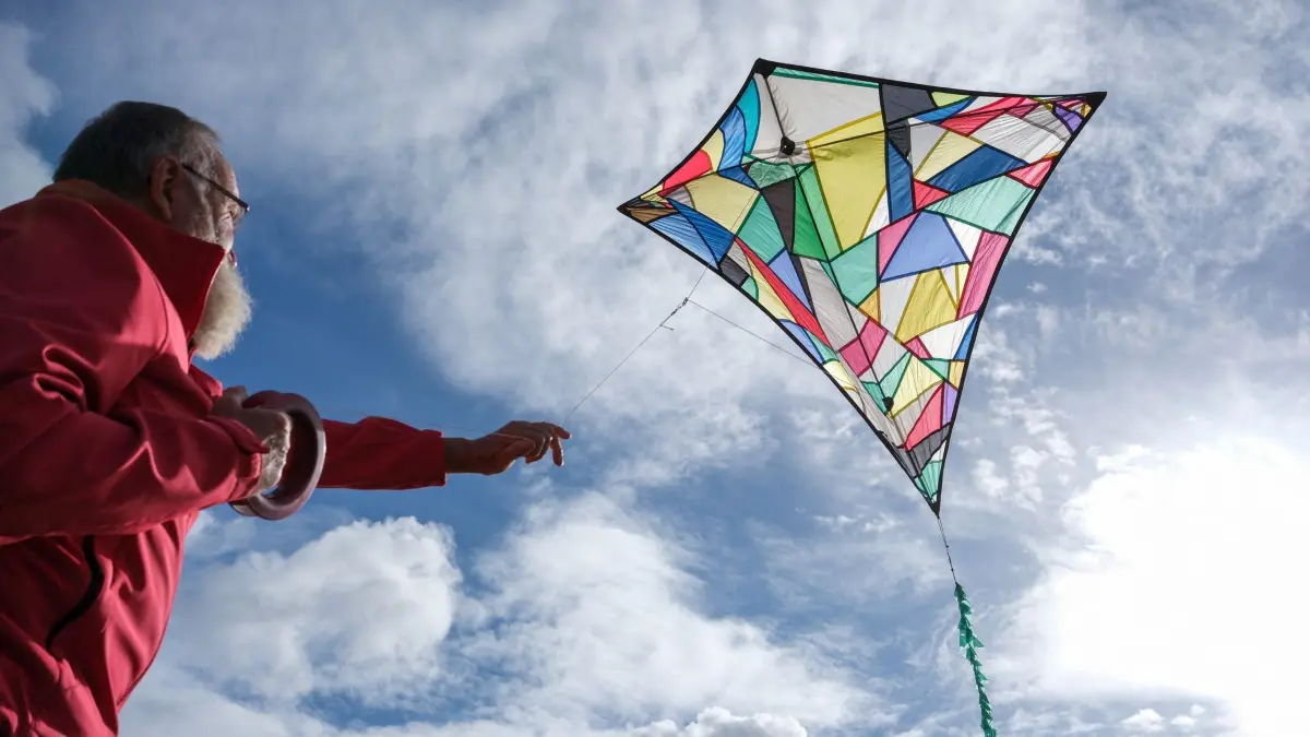 Drachenfreunde Elbwind lassen ihre Drachen fliegen: 24.09.2026, Sachsen-Anhalt, Magdeburg: Drachenbauer Fiete Schwuchow von den Drachenfreunden "Magdeburger Elbwind" lässt am Tag nach dem kalendarischen Herbstanfang bei stark böigem Wind auf einem Feld in Magdeburg einen Eddy-Drachen steigen. Die Drachenfreunde aus Magdeburg werden am kommenden Wochenende mit über einhundert Drachen am 37. Internationalen Drachenfest in Potsdam, Brandenburg teilnehmen. In Sachsen-Anhalt können die Drachen auf dem Drachenfest auf dem Flughafen Aschersleben am 03. Oktober 2026 bewundert werden. Foto: Klaus-Dietmar Gabbert/dpa +++ dpa-Bildfunk +++