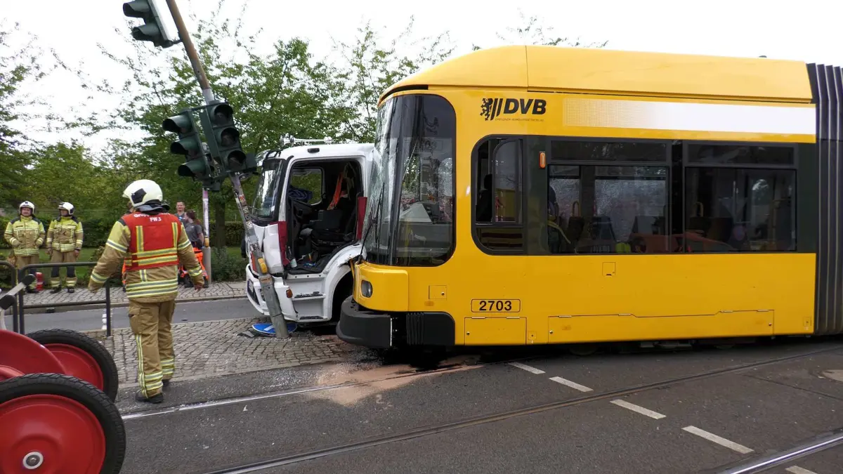 Im Dresdner Stadtteil Seidnitz kam es zu einem schweren Verkehrsunfall, als ein LKW mit einer Strassenbahn kollidierte. Der Laster hat eine grosse Menge an Propangasflaschen geladen.