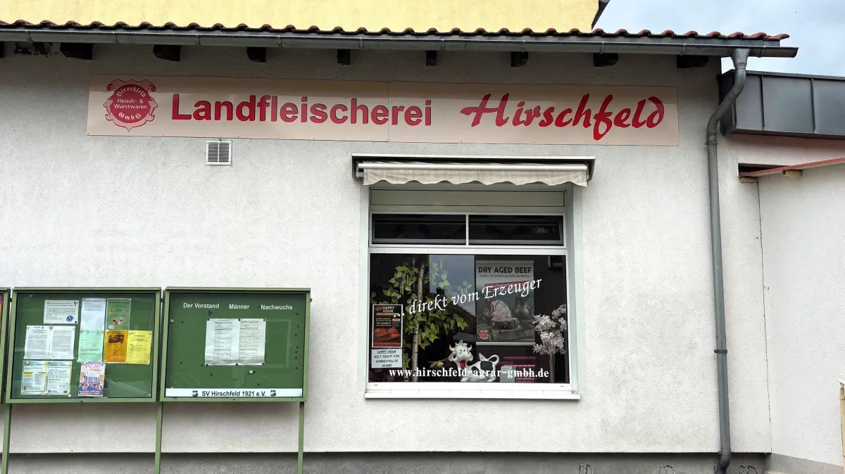 Die Landfleischerei Hirschfeld ist Mieterin in diesem kommunalen Gebäude des Dorfes.