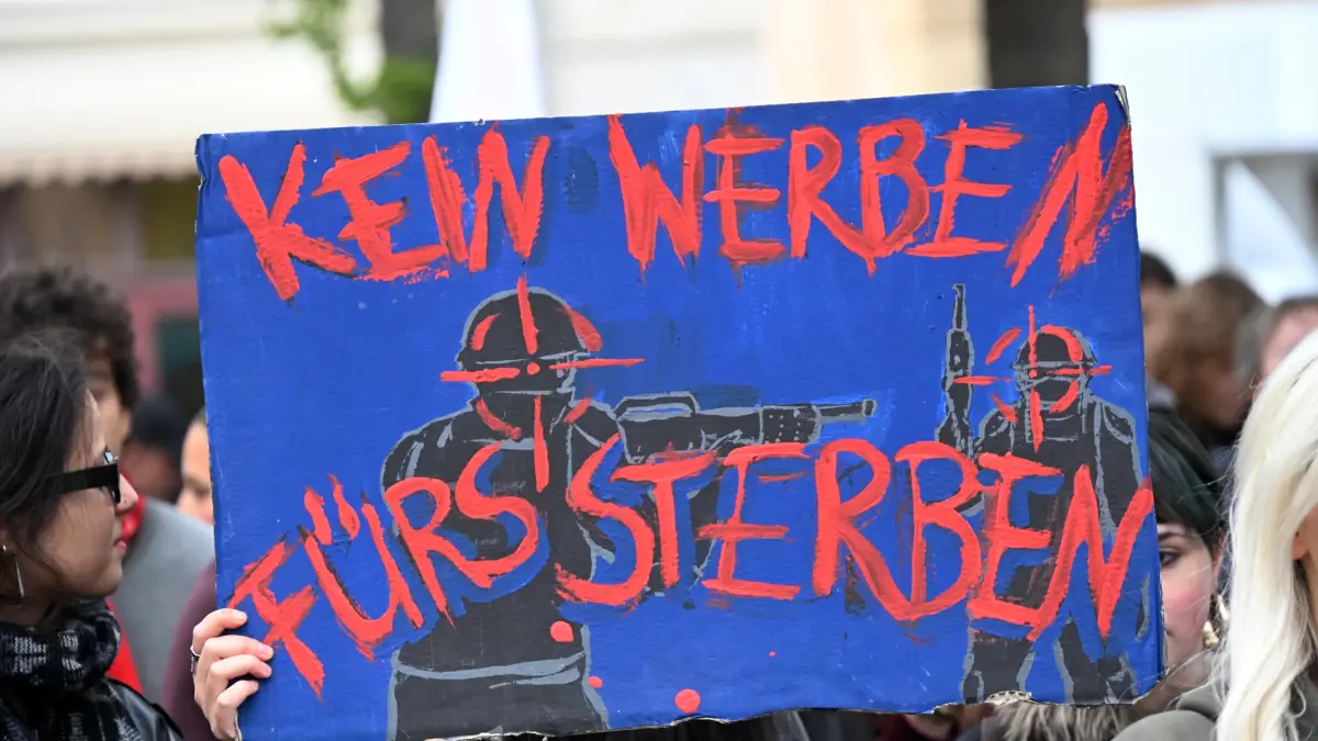 Schulstreik Wehrpflicht Sept 2026: Schulstreik gegen die Wehrpflicht auch in Cottbus
Am bundesweiten Aktionstag gegen die Wehrpflicht beteiligten sich am Freitag auch rund 250 Schülerinnen und Schüler sowie erwachsene Unterstützerinnen und Unterstützer von Cottbuser Schulen. Hier gab es um 11.30 Uhr Eine Kundgebung auf dem Altmarkt, also mitten in der Unterrichtszeit und anschließend eine Demonstration. Diese führte zum Niedersorbischen Gymnasium, zum Max-Steenbeck-Gymnasium, zum Piccolo Theater auf dem Erich Kästner Platz sowie zum Platz Am Stadtbrunnen und zurück zum Altmarkt. Es war der vierte Aktionstag der Initiative, im Mai kamen nach Angaben der Organisatoren rund 200 Menschen auf dem Altmarkt zusammen.
Die Initiative wendet sich gegen die Vorbereitungen für eine flächendeckende Wehrpflicht und gegen die weitere Umsetzung des Wehrdienstgesetzes. Als Beispiel führt sie den Start der Musterungen an, der früher komme als angekündigt. Die verpflichtenden Musterungen seien erst ab Juli 2027 angekündigt.
Der 1. Juli 2027 stand in der Begründung des Wehrdienstmodernisierungsgesetzes, aus dem Gesetzestext selbst wurde der Satz kurz vor der Verabschiedung gestrichen. Das Gesetz gilt seit dem 1. Januar 2026, seither mustern die Karrierecenter bereits. Das Verteidigungsministerium hält das für jedoch rechtlich zulässig. Der Fragebogen zur Wehrerfassung geht seit Anfang 2026 an alle Männer ab Jahrgang 2008 und muss beantwortet werden, der Wehrdienst selbst bleibt freiwillig.