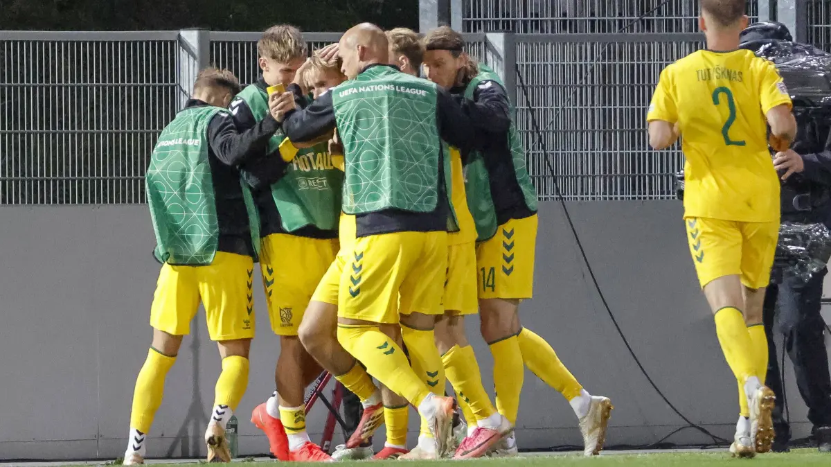 Jubel um Lukas Michelbrink (MitteI: Der Profi von Energie Cottbus erzielte in der Nations League im Spiel gegen Liechtenstein sein erstes Länderspieltor.