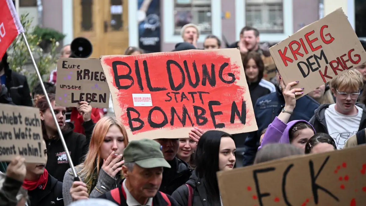 Schulstreik Wehrpflicht Sept 2026: Schulstreik gegen die Wehrpflicht auch in Cottbus
Am bundesweiten Aktionstag gegen die Wehrpflicht beteiligten sich am Freitag auch rund 250 Schülerinnen und Schüler sowie erwachsene Unterstützerinnen und Unterstützer von Cottbuser Schulen. Hier gab es um 11.30 Uhr Eine Kundgebung auf dem Altmarkt, also mitten in der Unterrichtszeit und anschließend eine Demonstration. Diese führte zum Niedersorbischen Gymnasium, zum Max-Steenbeck-Gymnasium, zum Piccolo Theater auf dem Erich Kästner Platz sowie zum Platz Am Stadtbrunnen und zurück zum Altmarkt. Es war der vierte Aktionstag der Initiative, im Mai kamen nach Angaben der Organisatoren rund 200 Menschen auf dem Altmarkt zusammen.
Die Initiative wendet sich gegen die Vorbereitungen für eine flächendeckende Wehrpflicht und gegen die weitere Umsetzung des Wehrdienstgesetzes. Als Beispiel führt sie den Start der Musterungen an, der früher komme als angekündigt. Die verpflichtenden Musterungen seien erst ab Juli 2027 angekündigt.
Der 1. Juli 2027 stand in der Begründung des Wehrdienstmodernisierungsgesetzes, aus dem Gesetzestext selbst wurde der Satz kurz vor der Verabschiedung gestrichen. Das Gesetz gilt seit dem 1. Januar 2026, seither mustern die Karrierecenter bereits. Das Verteidigungsministerium hält das für jedoch rechtlich zulässig. Der Fragebogen zur Wehrerfassung geht seit Anfang 2026 an alle Männer ab Jahrgang 2008 und muss beantwortet werden, der Wehrdienst selbst bleibt freiwillig.