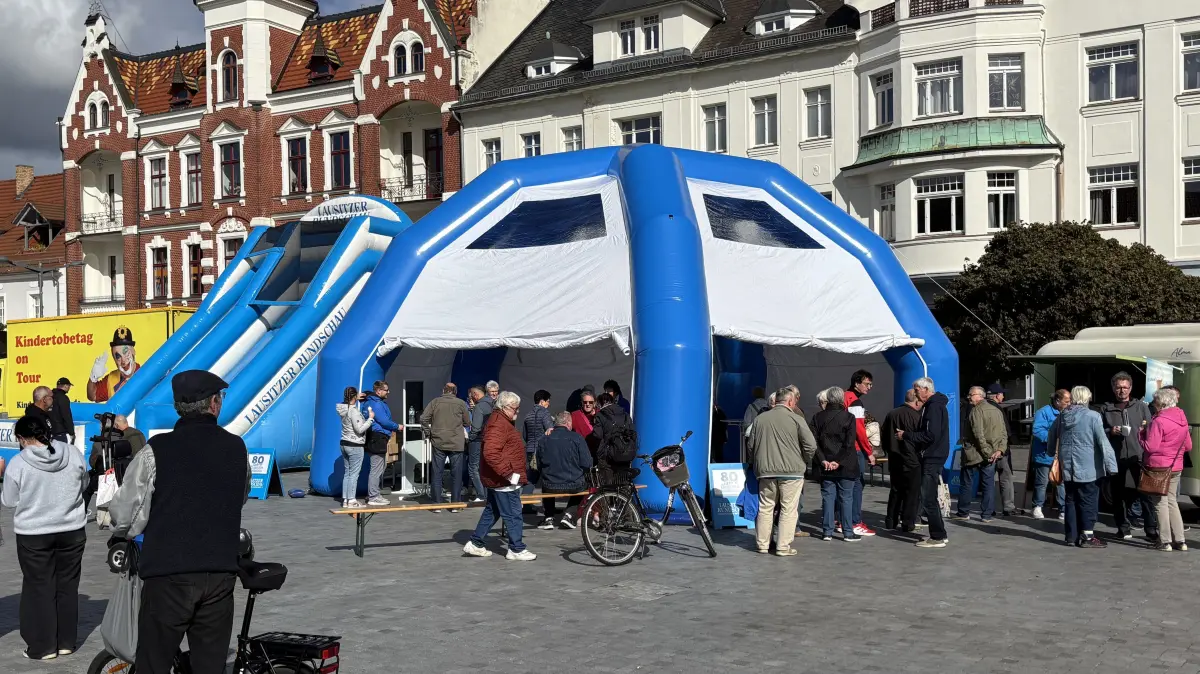 Der 80. Geburtstag der Lausitzer Rundschau wurde in Finsterwalde trotz kleinerer Regenschauer gut besucht. Neben Riesenrutsche, Softeis und frischem Kaffee in Jubiläumstassen prägten thematische Anregungen, Interesse an den digitalen Produkten sowie interessante Debatten den Tag.