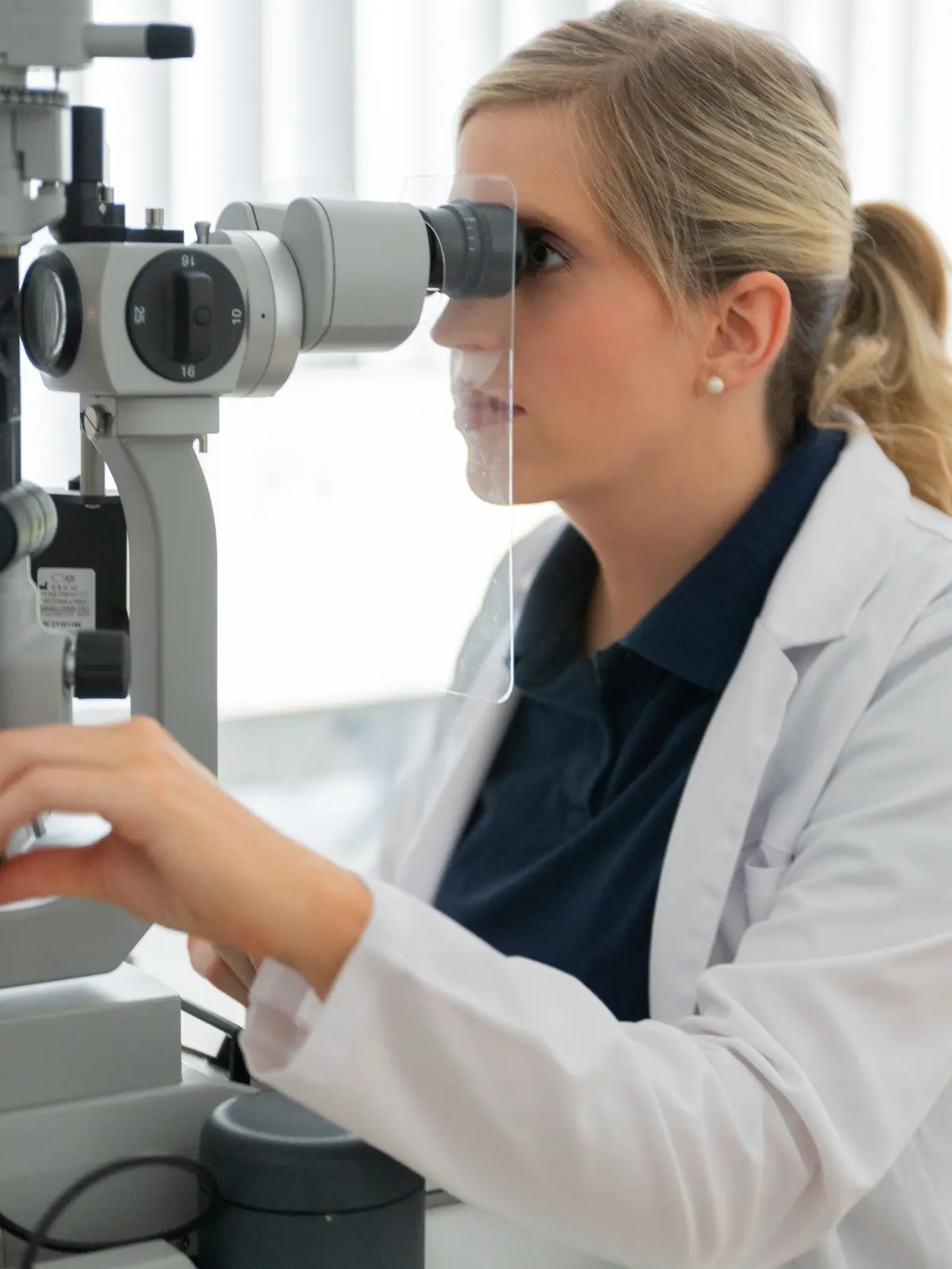 Die Finsterwalder Augenärztin Dr. Magdalena Krüger von der MVZ Visus GmbH wird die Messungen der Augenoptikerin unter medizinischen Gesichtspunkten auswerten.