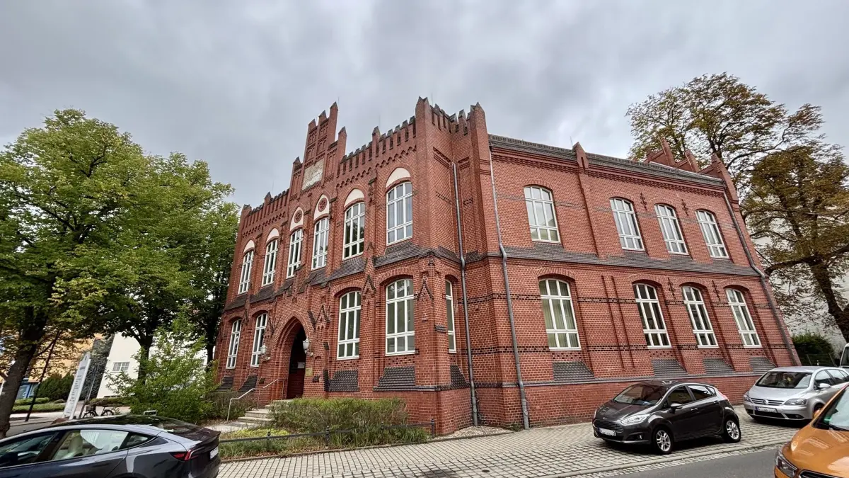 Blick auf die ehemalige Grundschule an der Straße des Friedens in Weißwasser. Die Stadtbibliothek ist dort ausgezogen und befindet sich im Bürgerbahnhof.