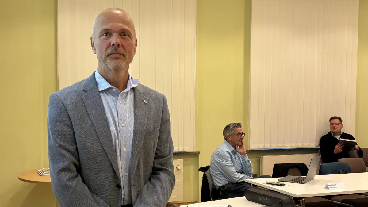 Interimsgeschäftsführer Mirko Papenfuß im Sozialausschuss in Herzberg, in dem er die Herausforderungen für das Klinikum und den Landkreis darstellt. Wie ist es künftig um die Versorgung im Landkreis Elbe-Elster bestellt?
