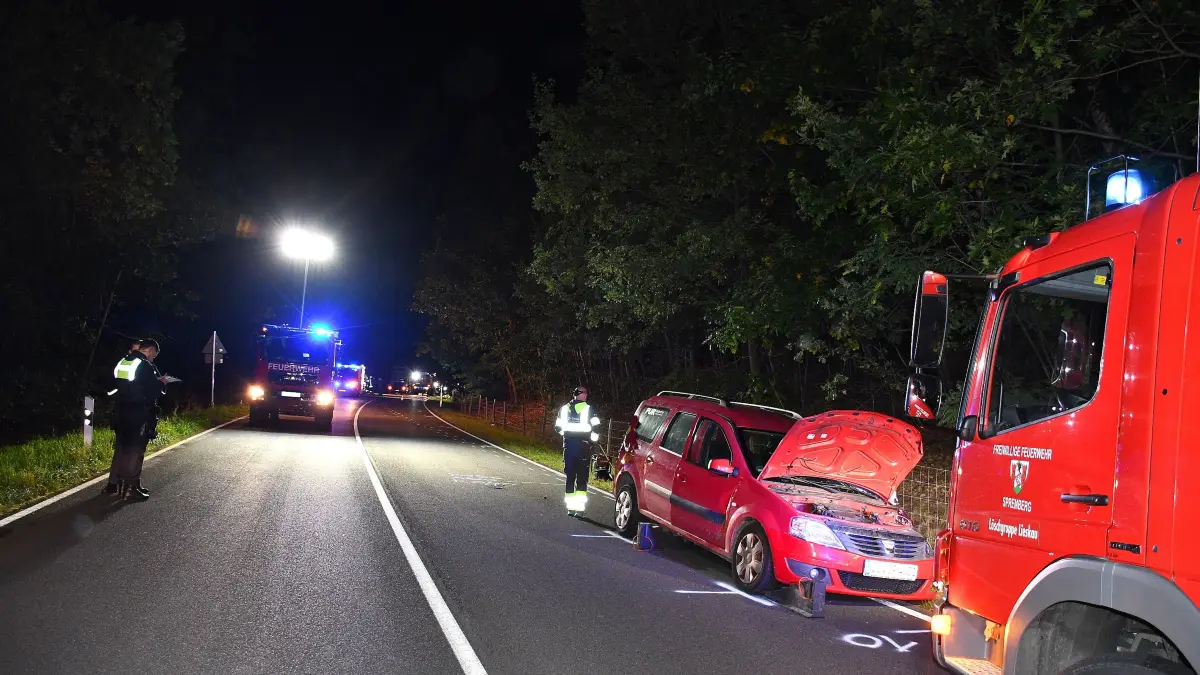 Ein schwerer Verkehrsunfall mit einem Motorradfahrer hat sich auf der B156 zwischen Spremberg und Wolfshain kurz hinter Schöneiche ereignet. Die Straße ist bis in die späte Nacht voll gesperrt.