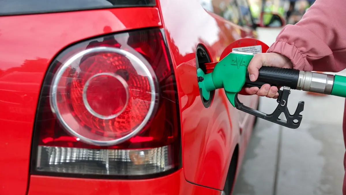 Tanken - Diesel: Eine Frau betankt einen VW Polo mit Super an einer Tankstelle in Eisleben. (zu dpa: «Nochmal Tankrabatt - Wann wird es billiger und wie viel?»)