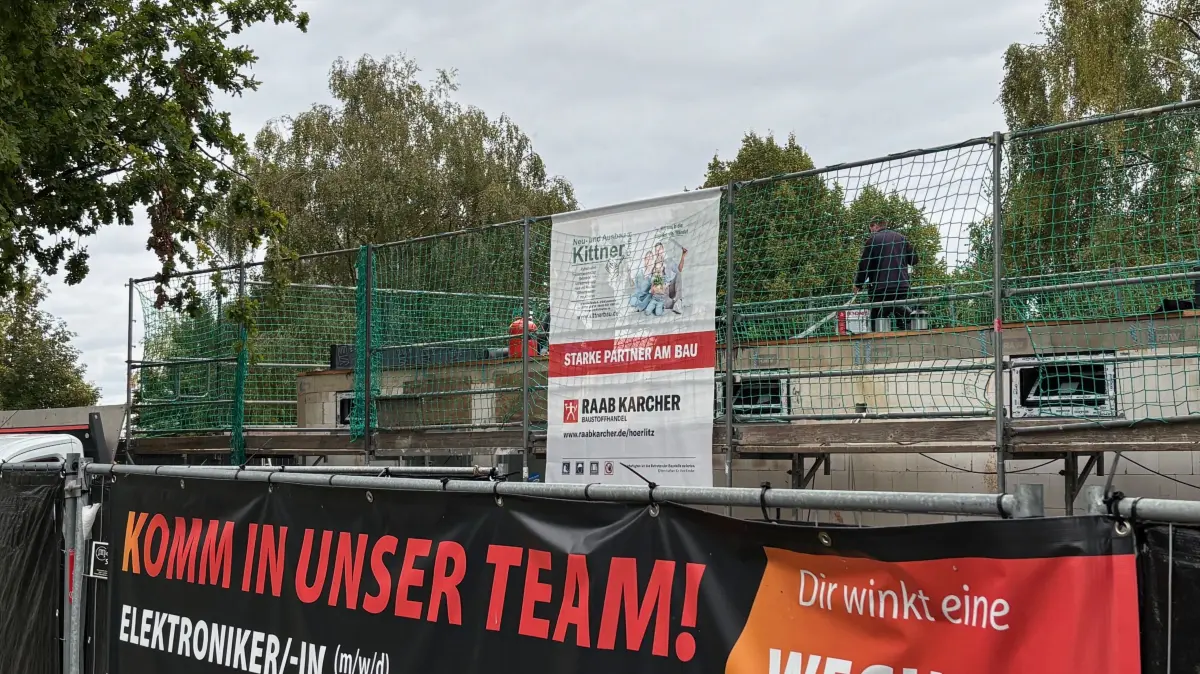 Impression von der Baustelle für den neuen Imbisskiosk nebst Sanitäranlagen. Dieser wird ab kommendem Jahr direkt neben dem blauen Spielplatz am Senftenberger See einladen.