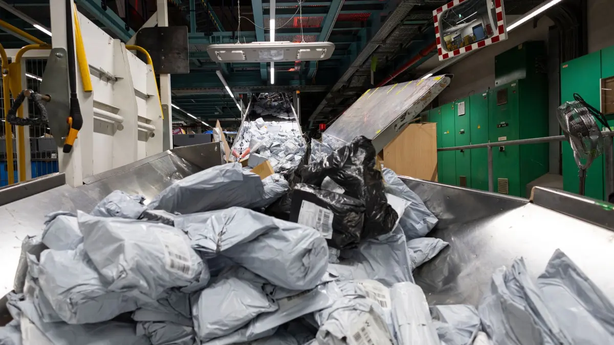 Internationales Postzentrum (IPZ) am Frankfurter Flughafen: Ein Berg an Postsendungen liegt auf einem Förderband. (zu dpa: «Gegen Paketflut: Neue 2-Euro-Gebühr für Importe in die EU»)