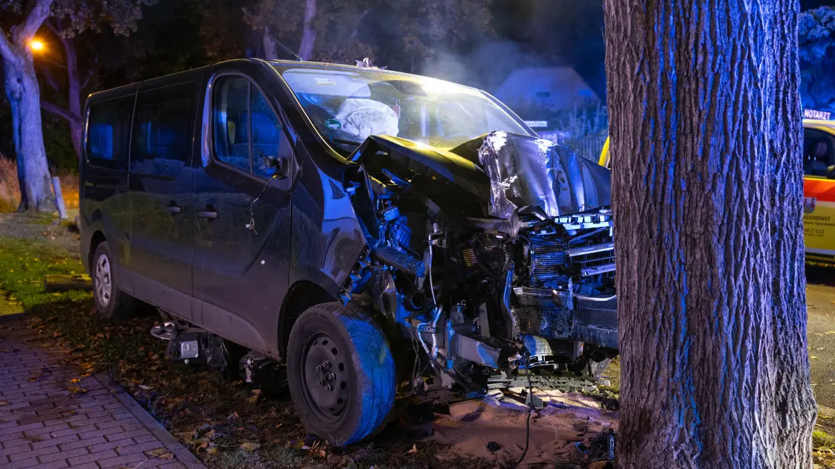 Unfall: In Motzen, dem Ortsteil von Mittenwalde, ist ein Transporter gegen einen Baum gefahren. Das Fahrzeug war nicht mehr fahrbereit.