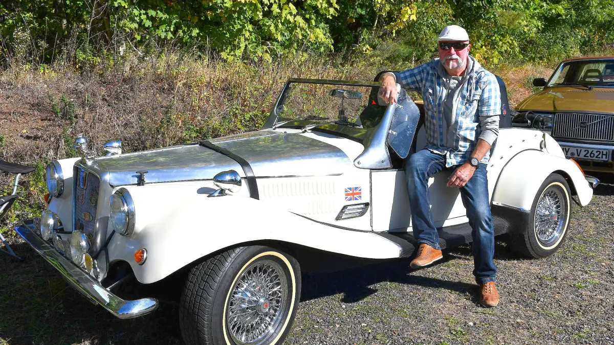 Ingo Weichert aus Spremberg ist stolzer Besitzer eines Spartan V6 3 Liter. Beim Oldtimertreffen am Gleis 19 in Schwarze Pumpe sorgt er mit dem Gefährt für staunende Besucher.