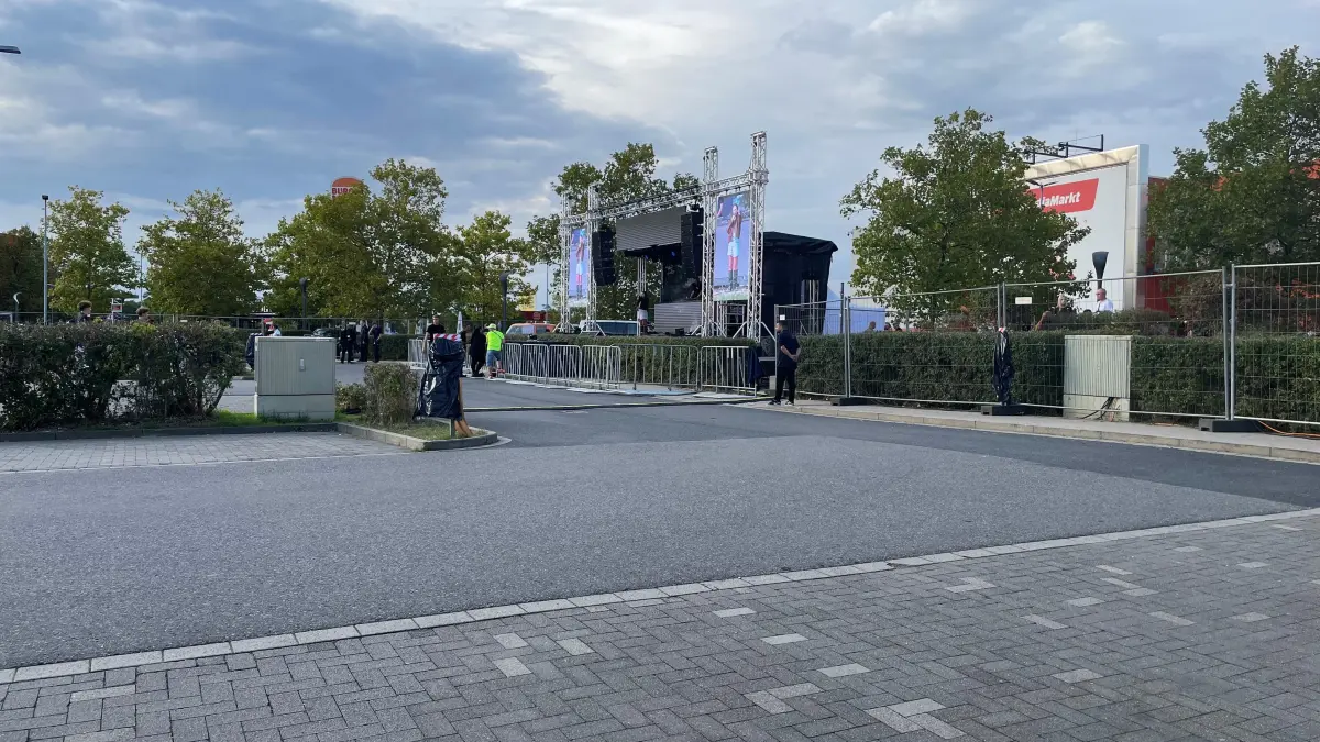 Das Bühnenprogramm auf dem Parkplatz vom A10 Center Wildau startet erst am frühen Abend.