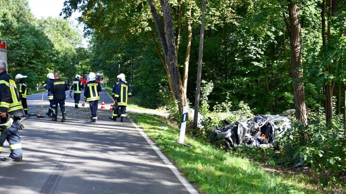 Retter und Einsatzkräfte sind am Sonnabend (26. September 2026) erneut zu einem schweren Unfall auf der B156 bei Spremberg ausgerückt. Die Bundesstraße ist aktuell voll gesperrt.