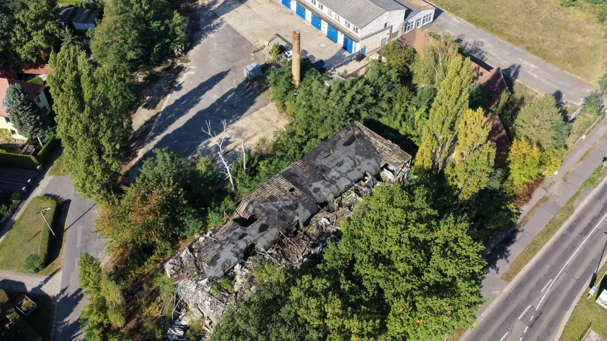 Luft Brandruine Dresdener Str: Luftaufnahme vom 27. September 2026
Blick auf die Brandruine in der Dresdner Strasse, Spremberger Vorstadt
