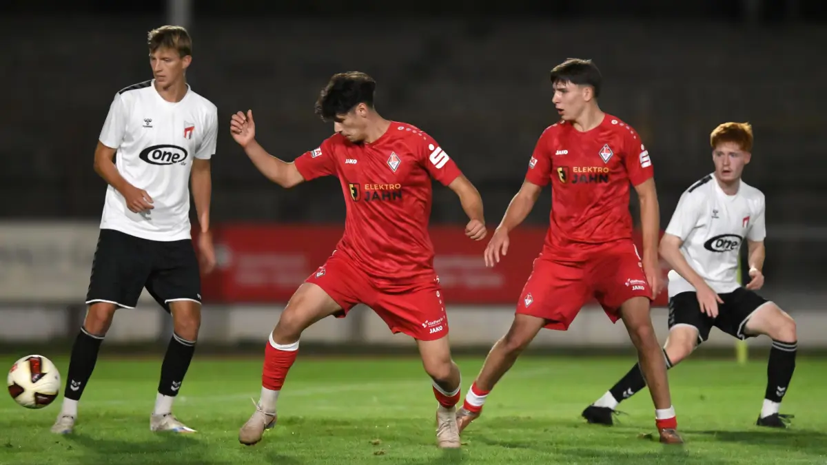 Fussball : Frankfurt an der Oder, Fussball NOFV Oberliga-Süd Punktspiel, 1. FC Frankfurt - ZFC Meuselwitz, kaum auf dem Rasen und sofort Tor von Mohammad Alhasan hier neben Lennox Liebner
FOTO BENK 18.09.2026