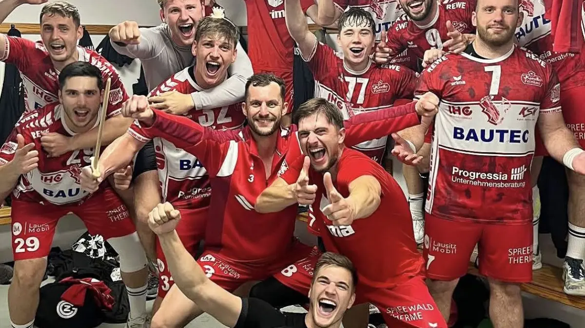 Die Handballer des LHC Cottbus feiern den Auswärtssieg bei HSV Insel Usdedom.