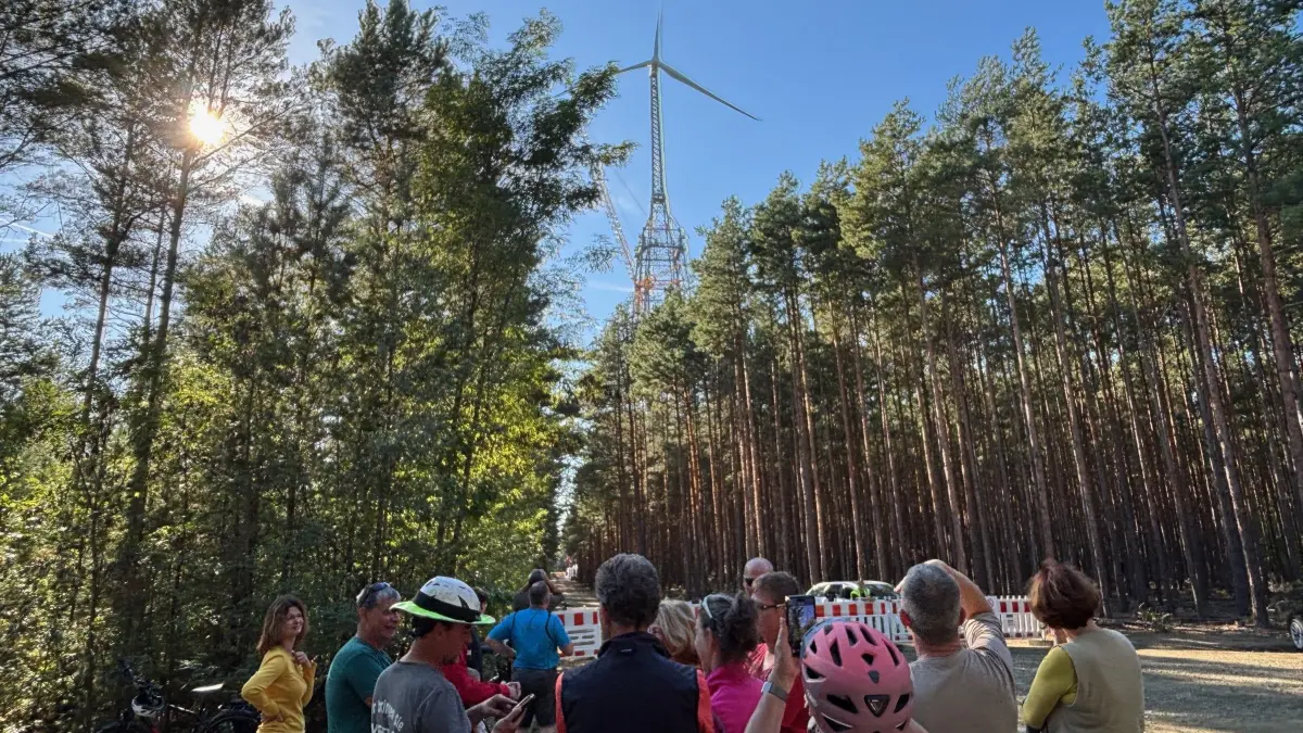 Auf der Schipkauer Hochkippe sowie entlang der nicht weit entfernten Landesstraße L60 verfolgen hunderte Schaulustige den Hub des Höhenwindturms auf nunmehr 250 Meter.