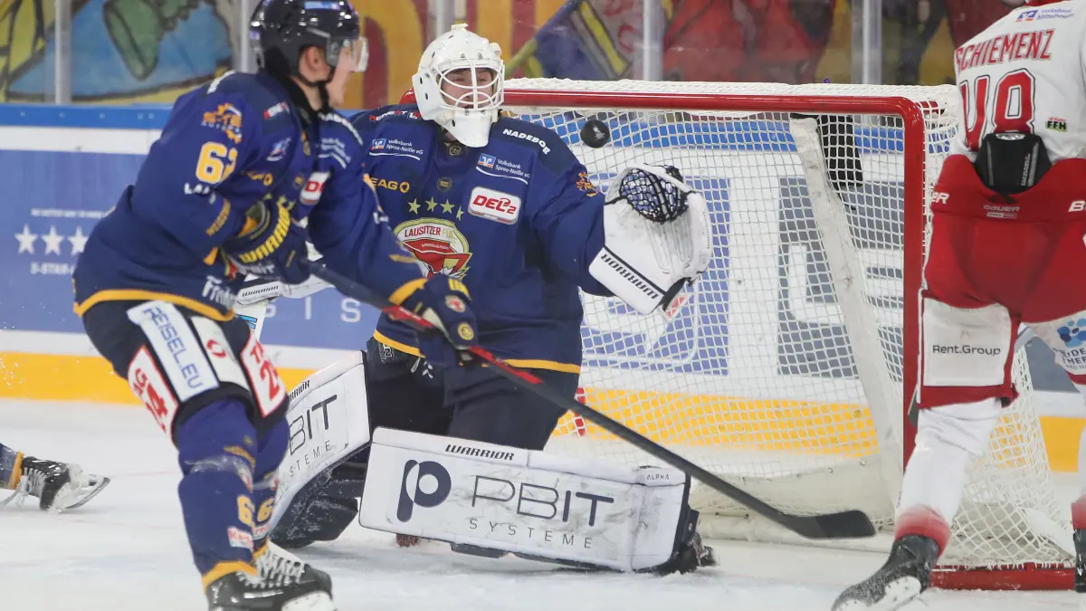 Lausitzer Fuechse vs. EC Bad Nauheim: 27.09.2026, Weisswasser, Lausitzer Fuechse vs. EC Bad Nauheim
Lennart Neisse (73, Lausitzer Fuechse), Cedric Schiemenz (48, EC Bad Nauheim)
