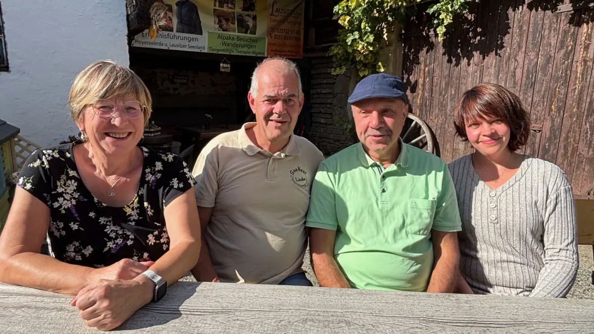 Die mögliche Ansiedlung von Center Parcs bei Lieske ist dieser Tage das beherrschende Thema im Kleinen Hof-Imbiss von Hanna Schnippa (r.), hier im Gespräch mit Ute Petschick, Ralf Lindenbauer (2.v.l.) und Klaus Gebauer.