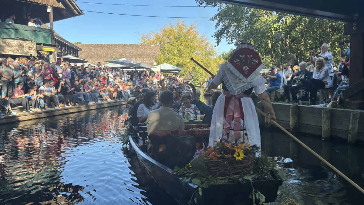 Der Kahnkorso zum 32. Lehdefest zog bei schönstem Wetter viele Besucherinnen und Besucher an.