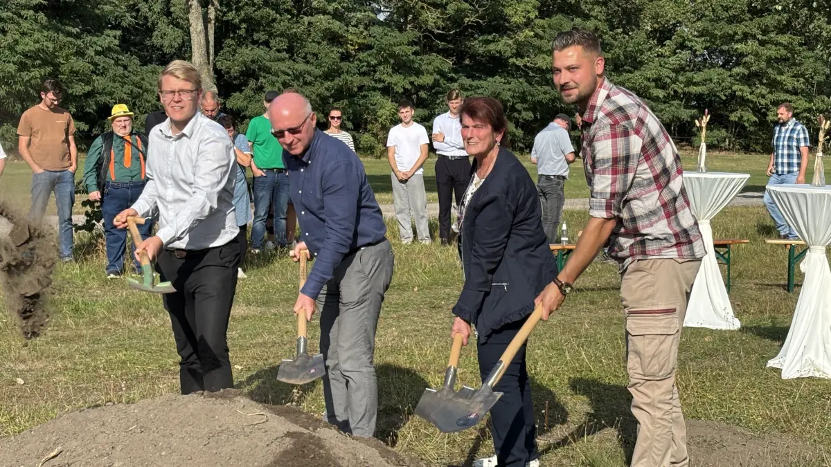 von links: Spatenstich am Langen Berg mit dem stellvertretenden Amtsdirektor Andy Müller, einem Projektbeteiligten, Bürgermeisterin Cornelia Schülzchen und Planer Martin Gruner. Der Auftakt markiert den Beginn mehrerer Maßnahmen in Schlieben.