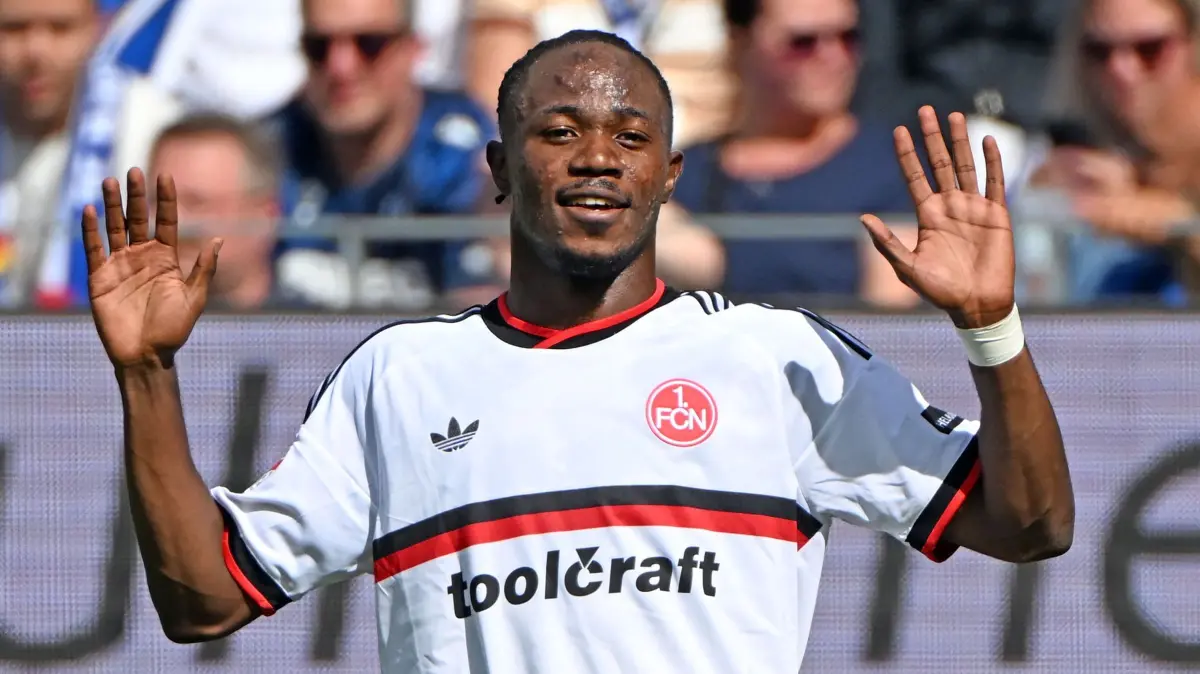 Mohamed Ali Zoma: ARCHIV - 19.09.2026, Baden-Württemberg, Karlsruhe: Fußball, Männer: 2. Bundesliga, Karlsruher SC - 1. FC Nürnberg, 6. Spieltag, BBBank Wildpark. Der Nürnberger Mohamed Ali Zoma bejubelt seinen Treffer zum 0:1. (zu dpa: «Trotz Italien-Blamage: Trainerlegende lobt FCN-Profi Zoma») Foto: Uli Deck/dpa +++ dpa-Bildfunk +++