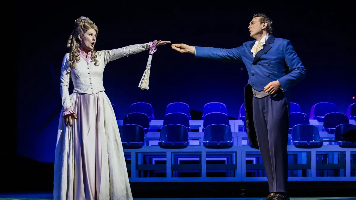 Shakespeare in allen vier Theatersparten: Sonja Isabel Reuter (Julia) und Alexey Sayapin (Romeo) spielen die Hauptrollen in einem Stück des Staatstheaters Cottbus, das durch eine starke Ensembleleistung und viele ungewöhnliche Einfälle überzeugt. Foto: © Jochen Quast