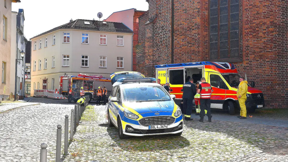 Feuerwehr und Polizei sind am Sonntag (27. September 2027) in Spremberg zu einem Gefahrguteinsatz ausgerückt. Das war am Kirchplatz los.