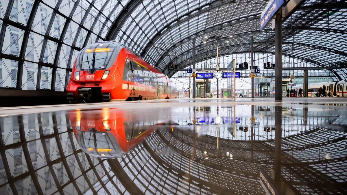 Regionalzug : Unterwegs mit dem Regio: Bei Lockangeboten zum Deutschlandticket mit günstigeren Preisen oder besonders kurzen Laufzeiten ist größte Vorsicht geboten. (zu dpa: «Statt Tarifdschungel: Fahrscheine für 15 oder 60 Minuten?»)