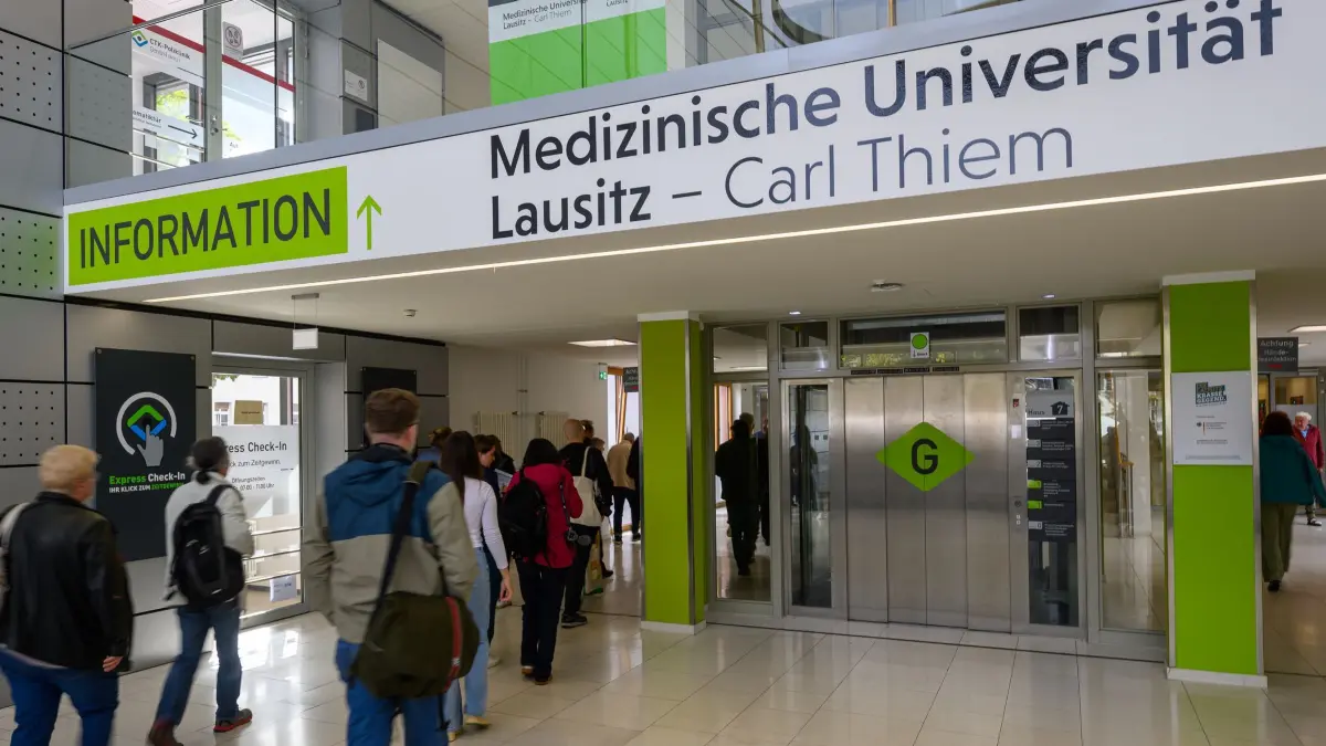 Medizinische Universität Lausitz - Carl Thiem: Der Eingangsbereich der Medizinischen Universität Lausitz - Carl Thiem. (zu dpa: «Die neue Medizin-Uni Lausitz gibt der Region ein Versprechen»)