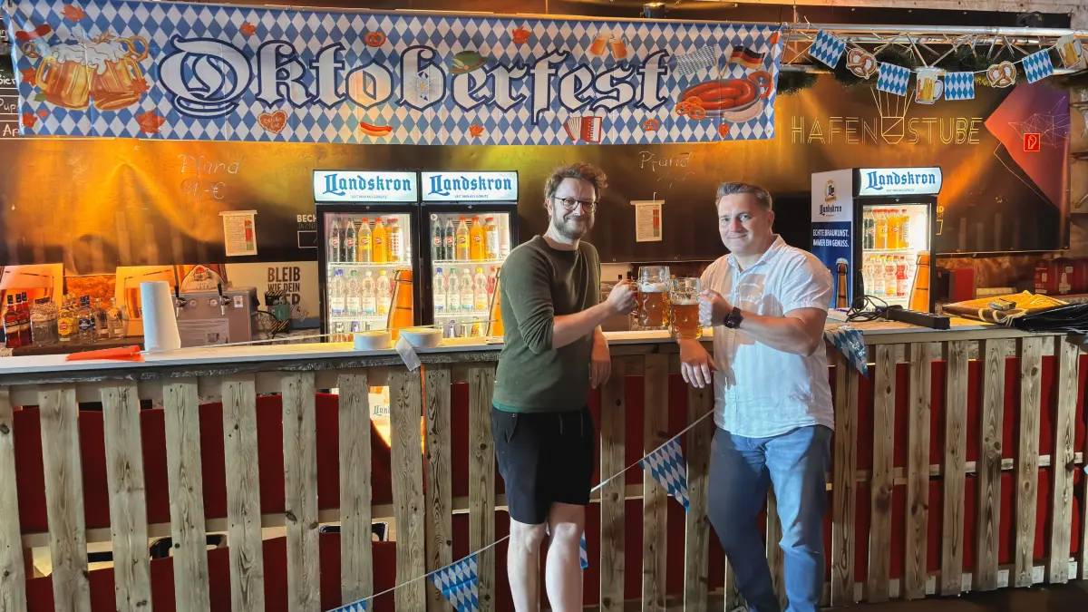 Noch wird aufgebaut und dekoriert: Am 2. Oktober (Freitag) findet das erste Oktoberfest im "Hafen-Festsaal" auf dem Teluxgelände statt. Patrick Pirl vom Soziokulturellem Zentrum Telux und Daniel Koch von der Quetsche (v. l.) trainieren schon mal die Maß-Muskeln.