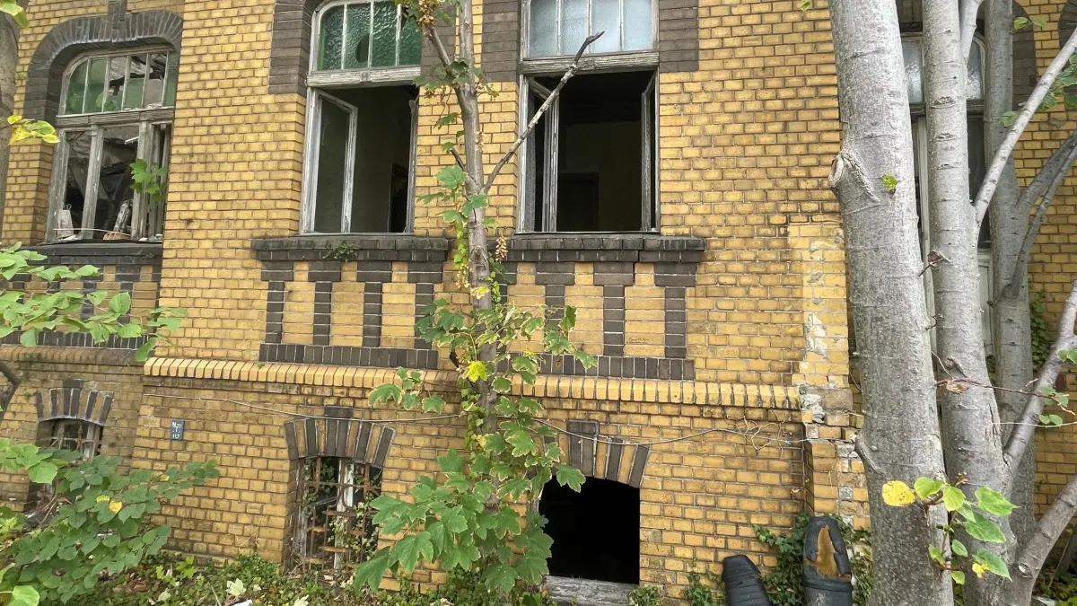 Was wird aus einem ursprünglich mit viel Liebe zum Detail errichteter Klinkerbau in der Weststraße von Finsterwalde?