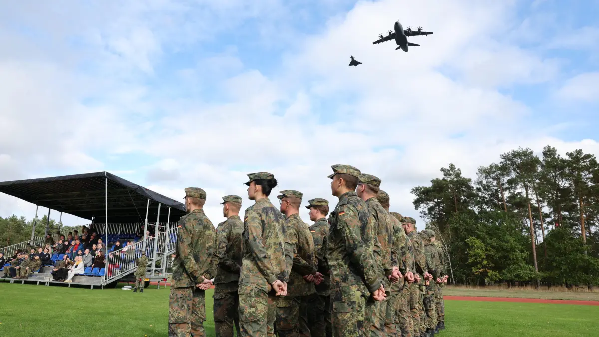 70 Jahre Deutsche Luftwaffe: Ein Eurofighter und ein A400M überfliegen die in Holzdorf angetretene Truppe. Der Bundeswehrstandort steht vor einem großen Umbruch.