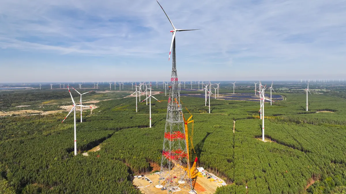 Mit 365 Metern hat der Windturm auf der Hochkippe Schipkau nunmehr seine endgültige Höhe erreicht. Ein solches Bauwerk gibt es weltweit kein zweites Mal.