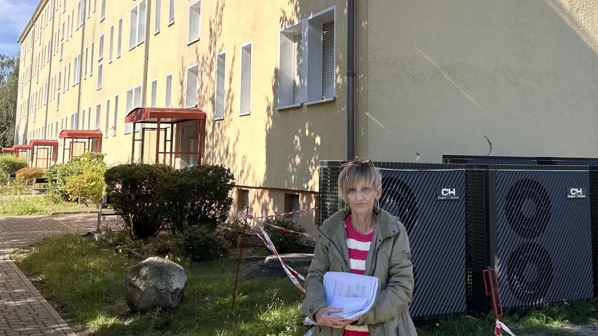 Mieterin Konstanze Weihreich vor ihrem Block in Schwarzheide: Der Vermieter hat ihr die fristlose Kündigung zugestellt.