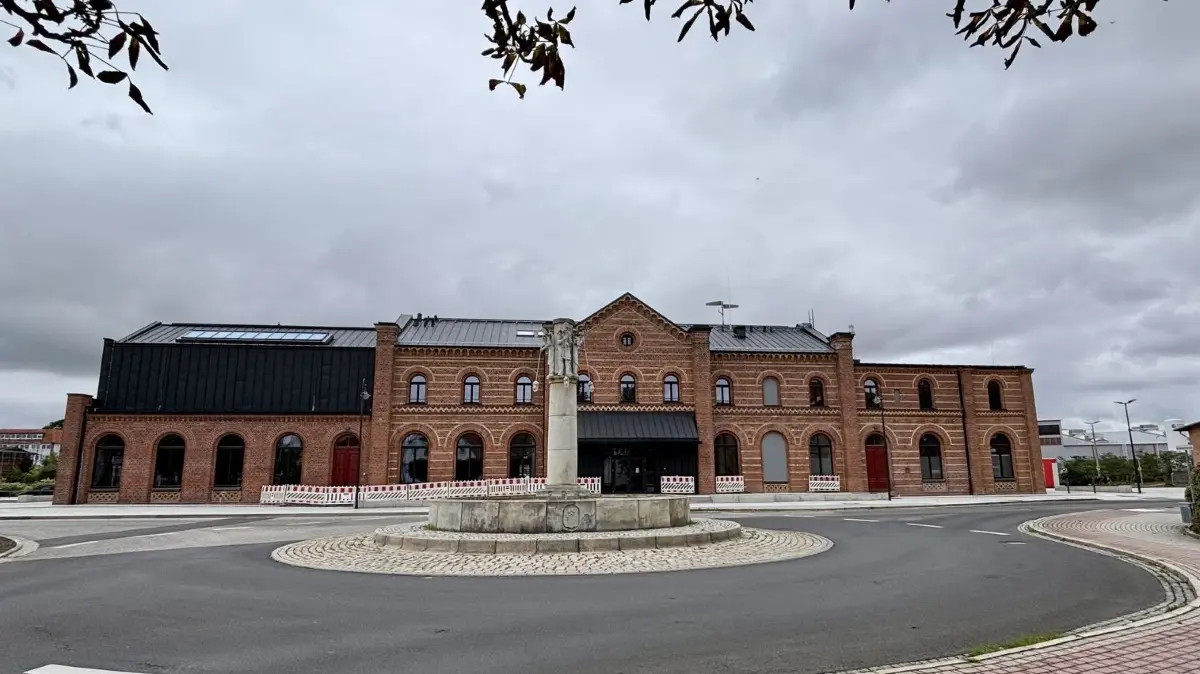 Der Bahnhof Weißwasser wartet frisch saniert auf seine Einweihung. Am 2. Oktober ist es endlich soweit. Der Fahrplan fürs Fest steht.