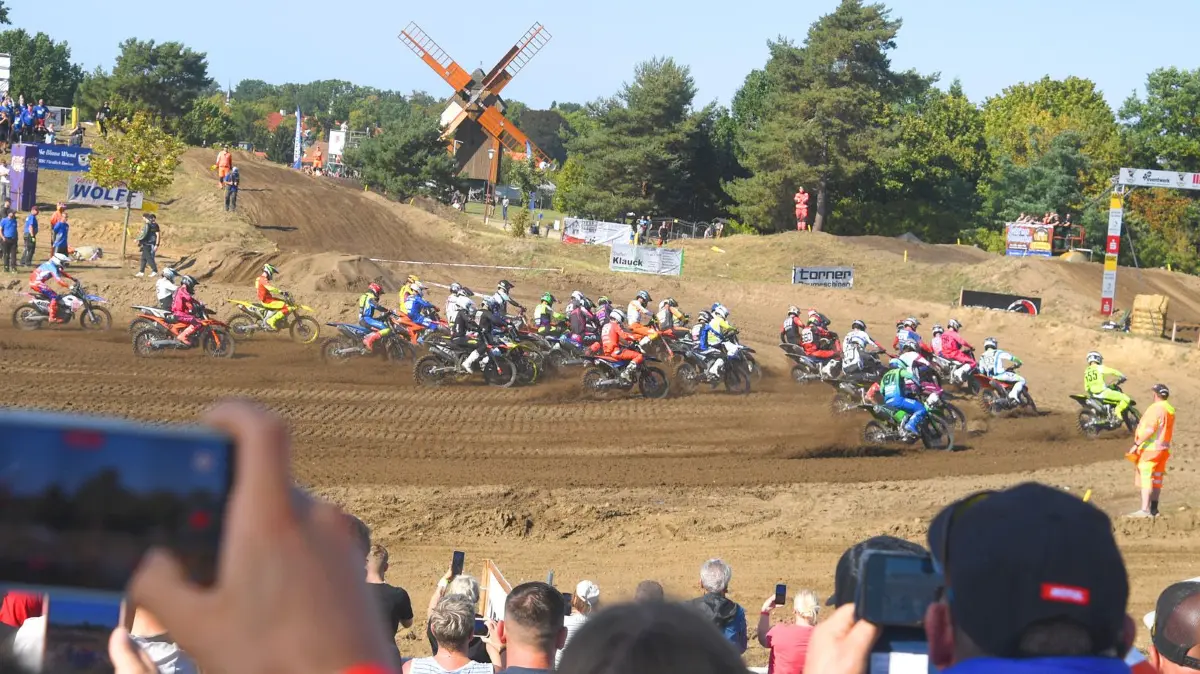 Große Begeisterung am Mühlberg in Fürstlich Drehna beim ADAC MX Masters. Das Publikum erlebte ein Motocross-Fest am Wochenende.
